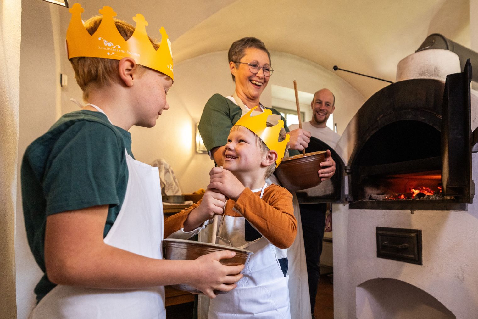 Kinder in historischer Küche Barockschloss Rammenau Backen