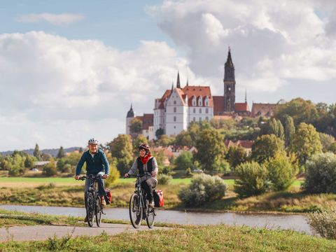 Elberadweg in Meißen mit Albrechtsburg