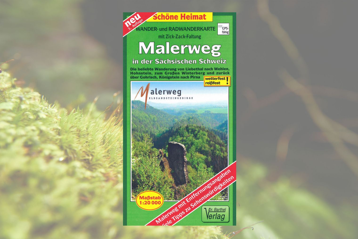 Titelseite Wander- und Radwanderkarte Malerweg Wanderkarte mit grüner Umrandung und Bild einer Berglandschaft mit Felsen im Hintergrund.