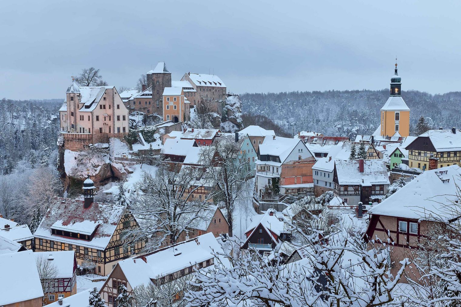 Blick auf Burgstadt Hohnstein im Winter mit Schnee