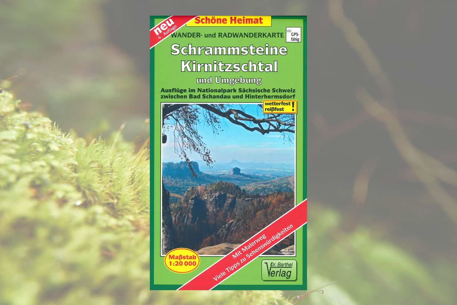 Titelseite Wander- und Radwanderkarte Schrammsteine, Kirnitzschtal und Umgebung Wanderkarte Titelseite mit grünem Rahmen und Foto von Felswand umgeben von Bergen und Wäldern.