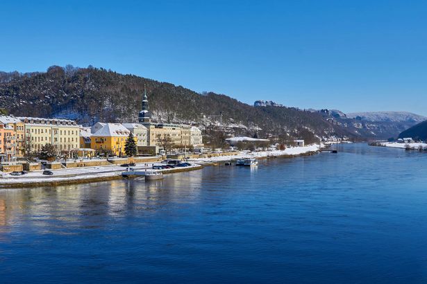 Blick ueber die Elbe auf Bad Schandau im Winter.