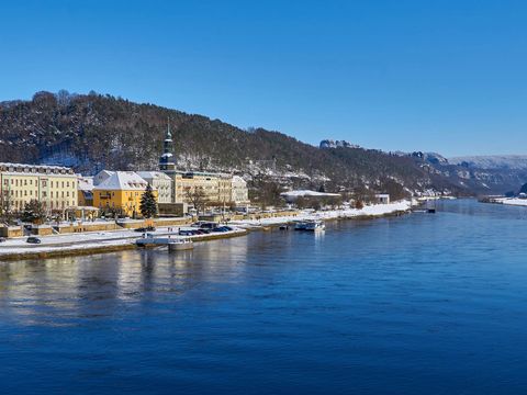Blick ueber die Elbe auf Bad Schandau im Winter.