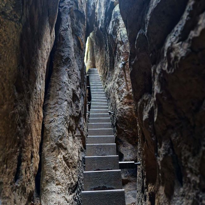 Metalltreppe, die Himmelsleiter, zwischen hohen Felsen in einer engen Schlucht.
