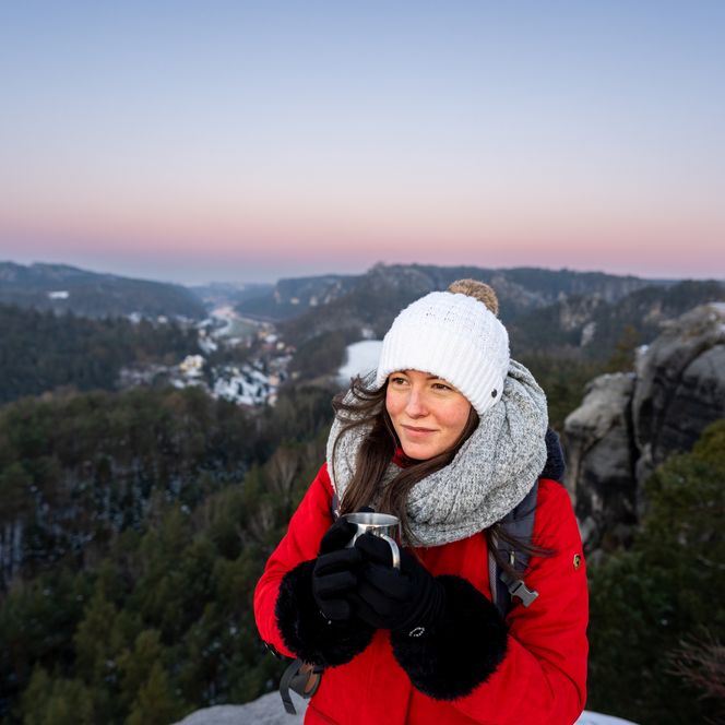 Aussicht vom Gamrig Sonnenaufgang mit Wanderin