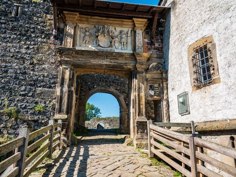 Eingangstor der Burg Stolpen, bei sonnigem Wetter und Tageslicht.