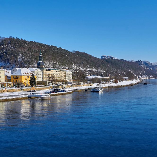 Blick auf Bad Schandau im Winter Schrammsteine im Hintergrund mit Schnee