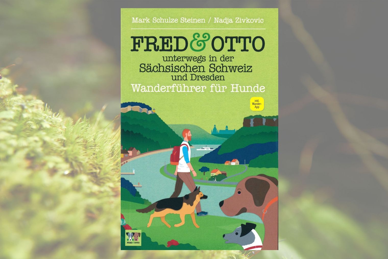 Buchcover mit Titel "Fred und Otto unterwegs in der Sächsischen Schweiz und Dresden" und einer Illustration einer Person mit Rucksack, die mit Hunden in einer Landschaft spaziert, im Hintergrund ein Fluss und Berge.