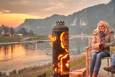 Sonnenuntergang Feuerschale Kurort Rathen Elbe Frau neben Feuerschale