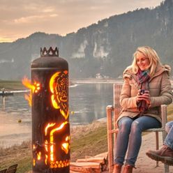 Sonnenuntergang Feuerschale Kurort Rathen Elbe Frau neben Feuerschale