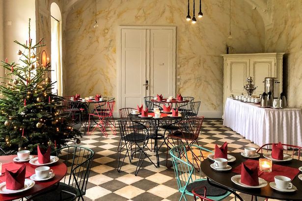 Gedeckte Tische im historisches Schloss Prossen.