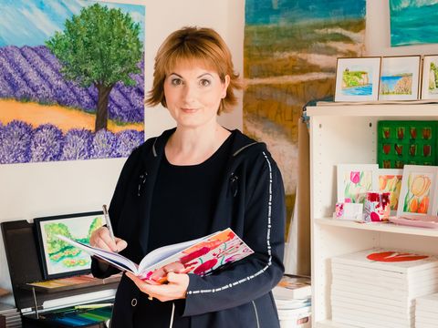 Andrea Mòliere in ihrem Atelier Frau in hellem Atelier.