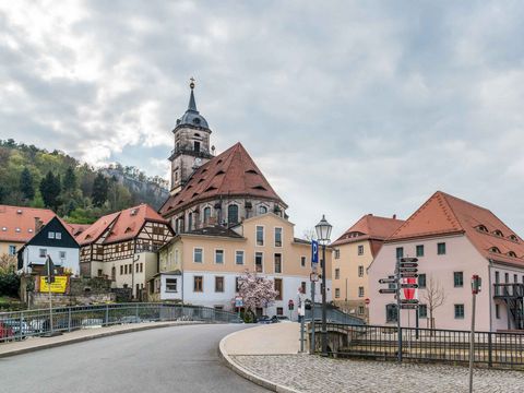 Königstein mit Kirche und Häusern, bewölkter Himmel.