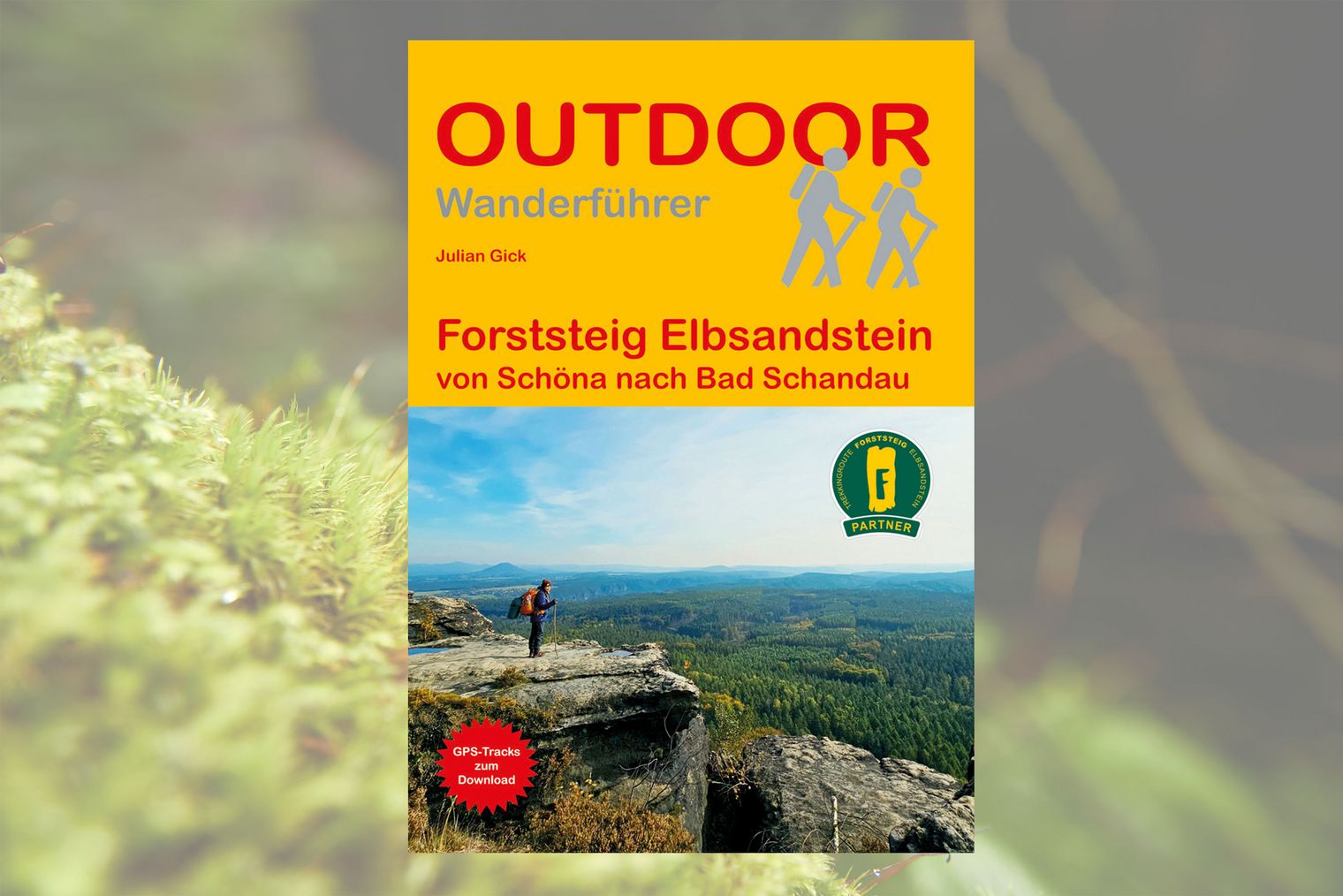 OUTDOOR Wanderführer, Titelbild mit Wanderer auf Felsplattform mit Blick auf Landschaft mit Bergen und Wäldern.