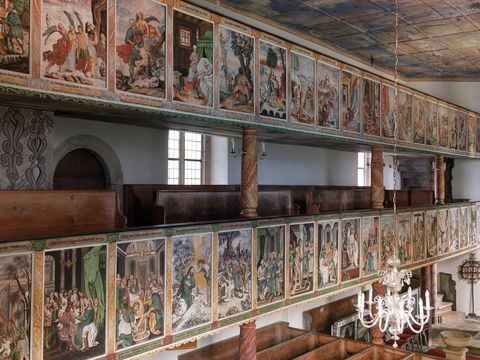 Innenraum der Barockbauernkirche in Reinhardtsdorf, verzierte, bunte Geländer.