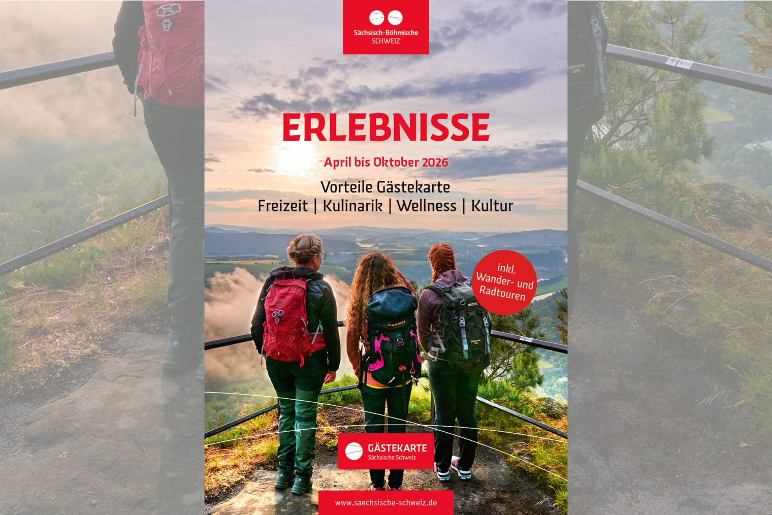 Titelbild der Broschüre "Erlebnisse": Drei Personen mit Rucksäcken stehen auf einem Aussichtspunkt und schauen auf eine Landschaft. Text: "ERLEBNISSE".