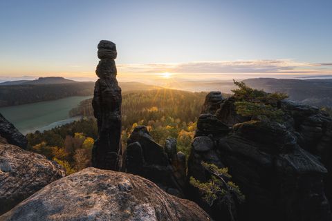 Felsformation Barbarine im Elbsandsteingebirge bei Sonnenuntergang.