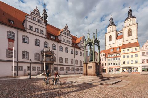 Historischer Altmarkt von Wittenberg mit roten Dächern und Türmen und Kopfsteinpflaster.
