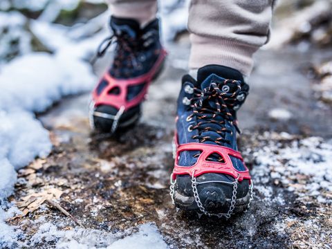 Wanderschuhe mit Schneeketten zum Wandern auf eisigem Untergrund