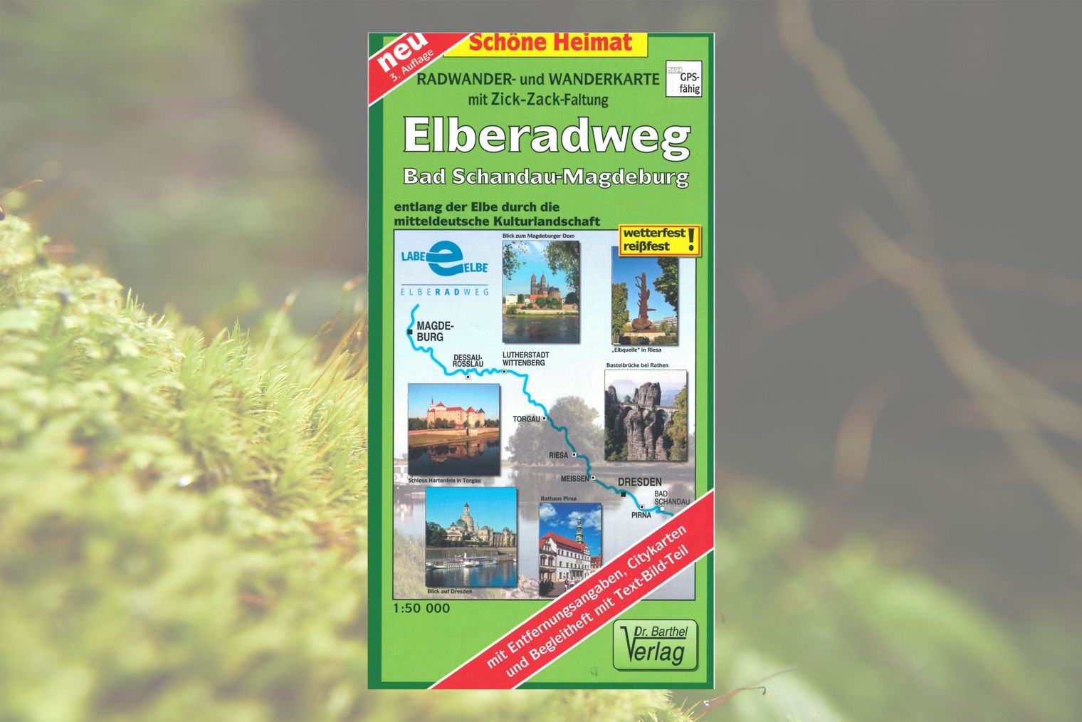 grünes Titelbild der Elberadweg-Radwanderkarte des Streckenabschnitt Bad Schandau bis Magdeburg vor verschwommenen Hintergrund