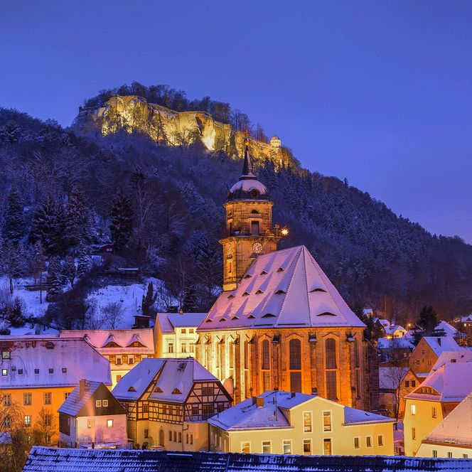 Königstein blaue Stune im Winter mit Schnee Festung im Hintergrund