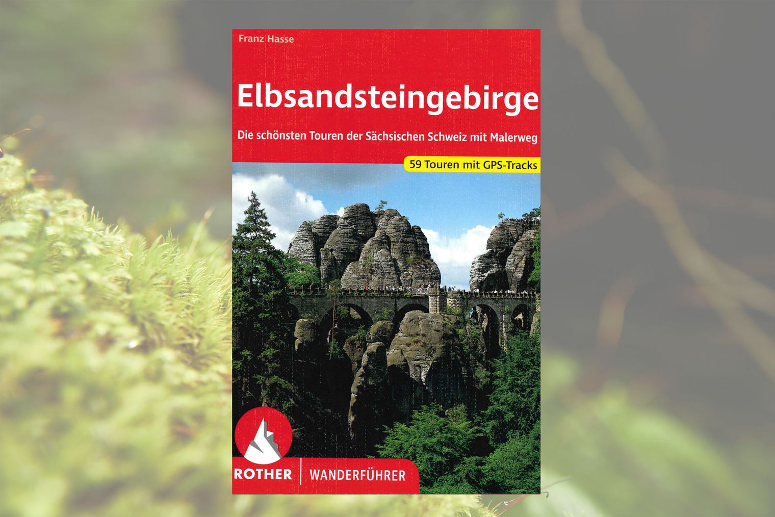 Titelseite Wanderführer Elbsandsteingebirge Rother Buchcover mit Titel "Elbsandsteingebirge", Bild von Basteibrücke mit Felsen und Bäumen im Hintergrund.