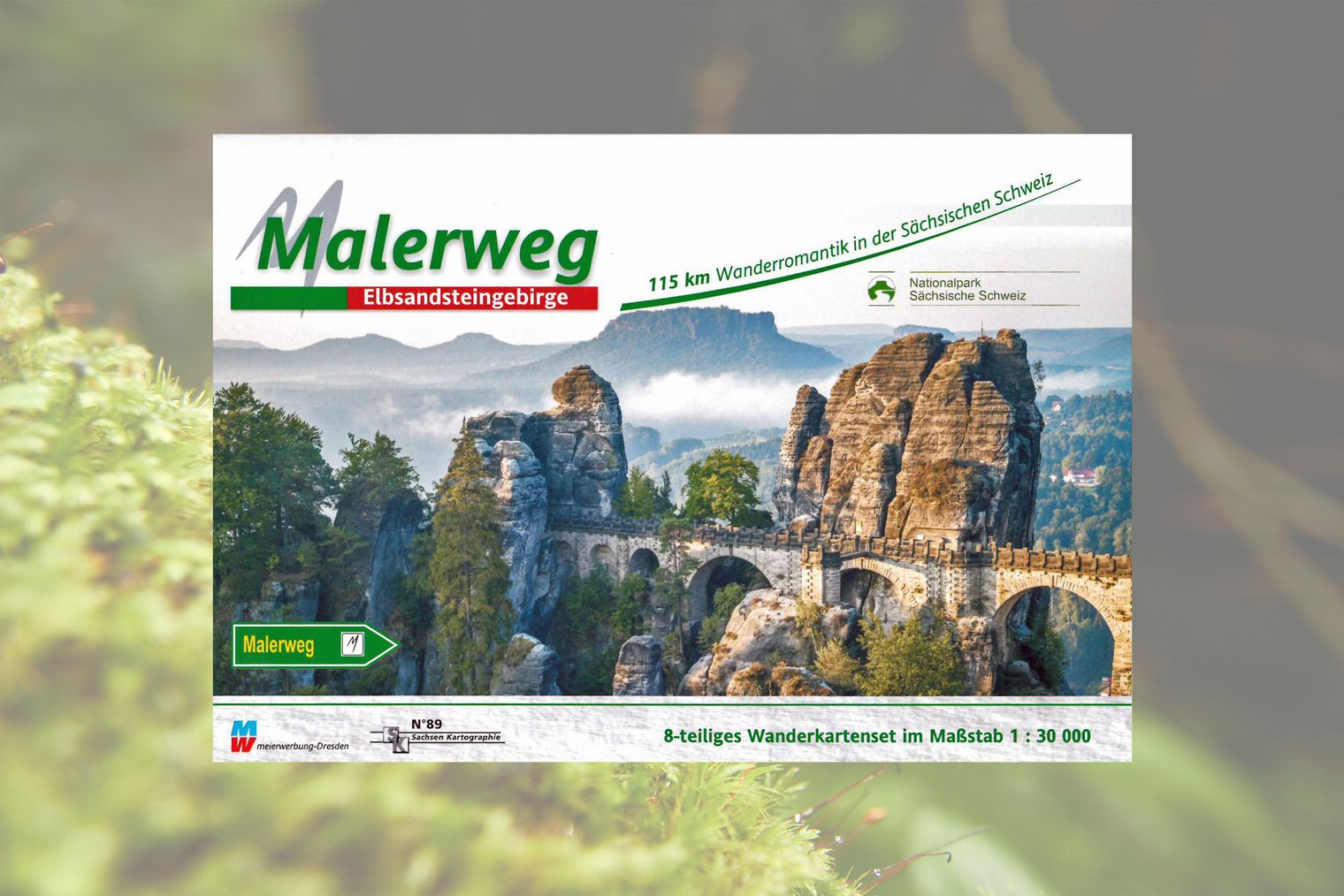 Titelbild Wanderkartenset mit Foto von Basteibrücke und Felsen, im Hintergrund Nebel über Wäldern und Lilienstein.