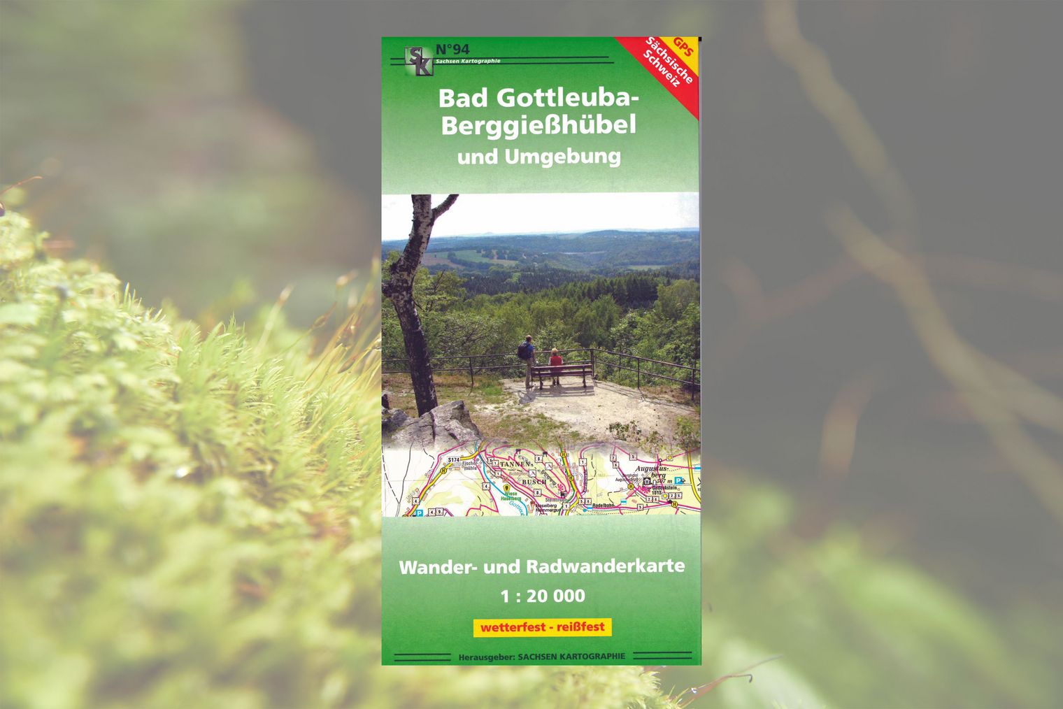 Titelseite Wanderkarte mit grünem Rahmen und Foto von zwei Wanderern auf einer Bank, welche über eine weite grüne Landschaft blicken.