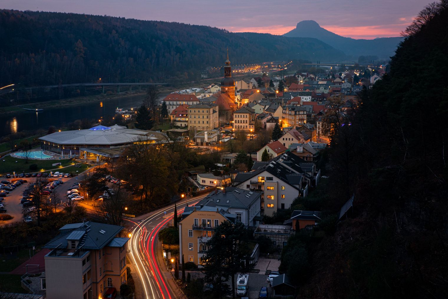 Blick auf Bad Schandau vom Historischen Aufzug aus an einem Winterabend Sonnenuntergang