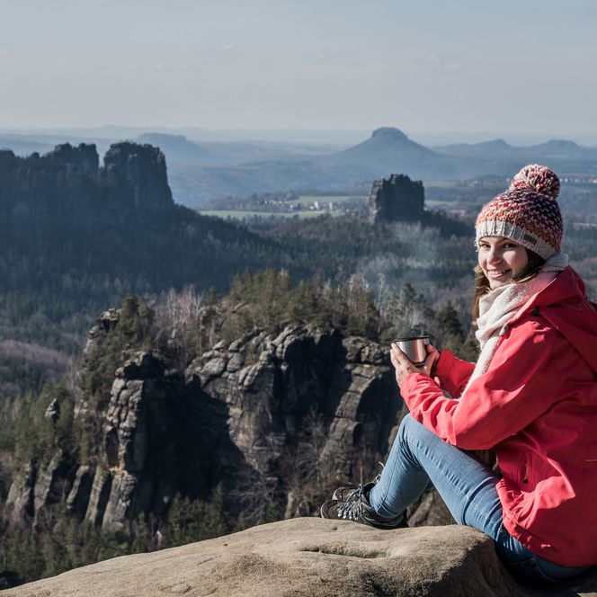 Aussicht Carolafelsen Sächsische Schweiz mit Wanderin