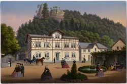Historisches Gebäude mit Fachwerk, umgeben von Bäumen und einem Hügel im Hintergrund. Menschen und Pferde sind sichtbar.