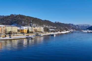Blick auf Bad Schandau im Winter Schrammsteine im Hintergrund mit Schnee