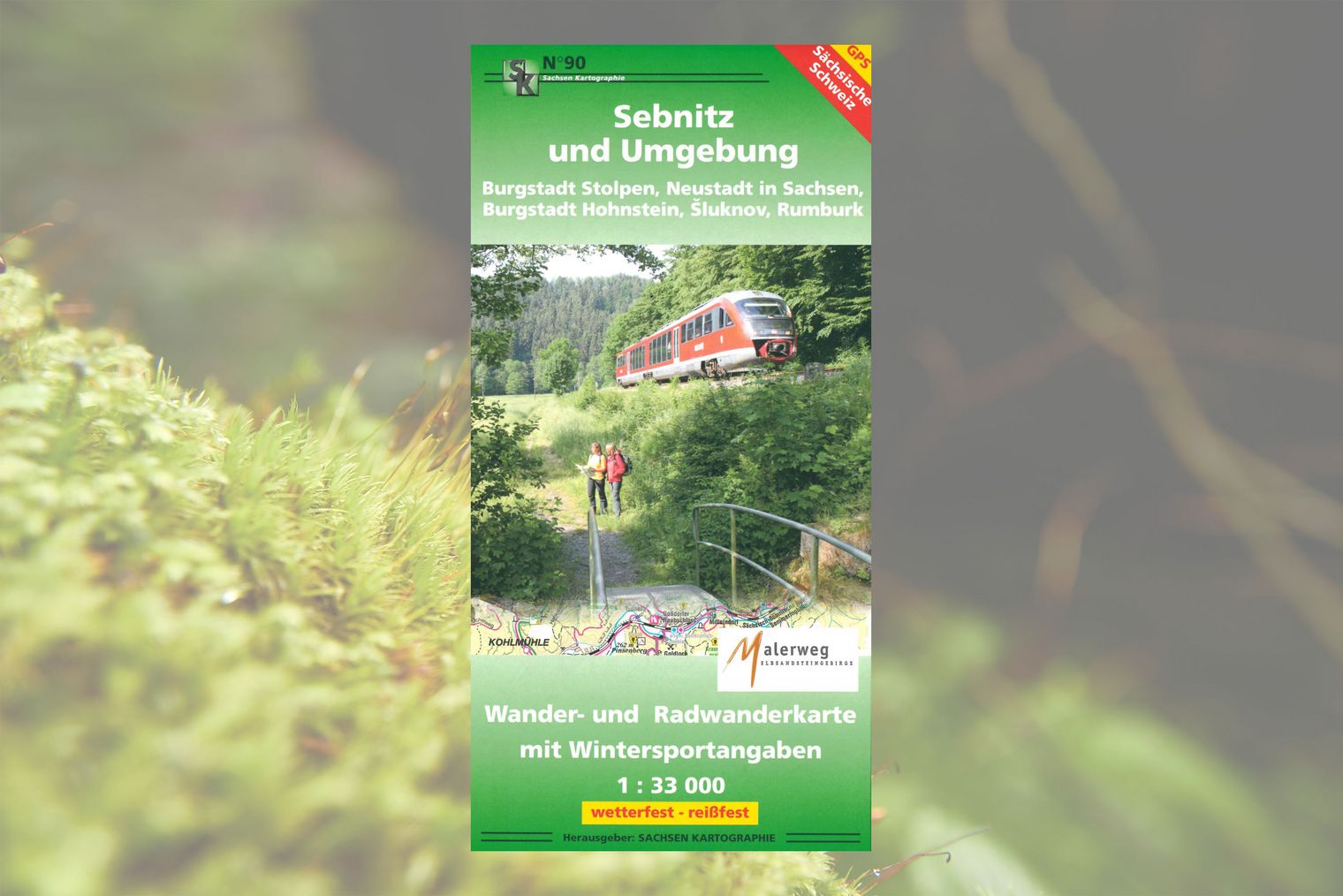 Titelseite Wanderkarte mit grünem Rahmen und Foto von zwei Wanderern auf einem Pfad, daneben fährt eine Regionalbahn.