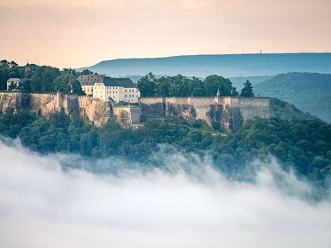 Wandern zur Festung Königstein, Deutschland (Sächsische Schweiz)