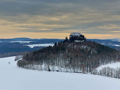 Blick vom Schönaer Rundweg, schneebedeckte Wiesen im Vordergrund.