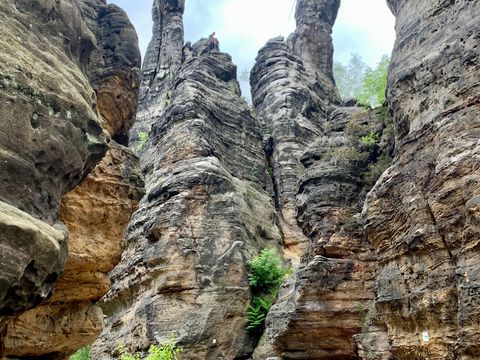 Herkulessäulen Sandsteinfelsen im Bielatal, blauer, bewölkter Himmel.