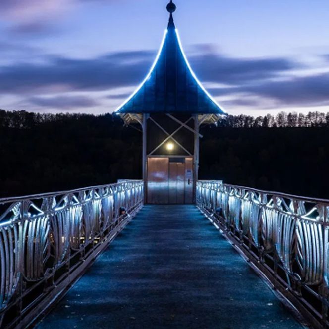 Historischer Personenaufzug Bad Schandau beleuchtet