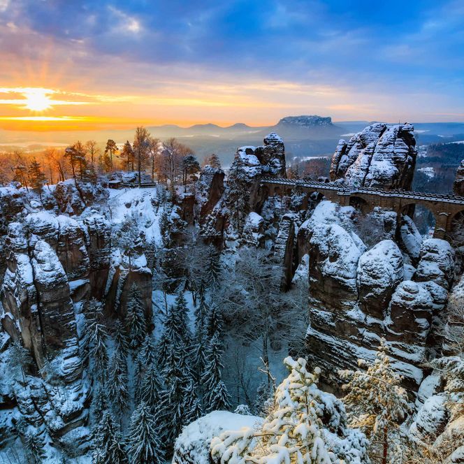 Basteibrücke im Winter zum Sonnenuntergang