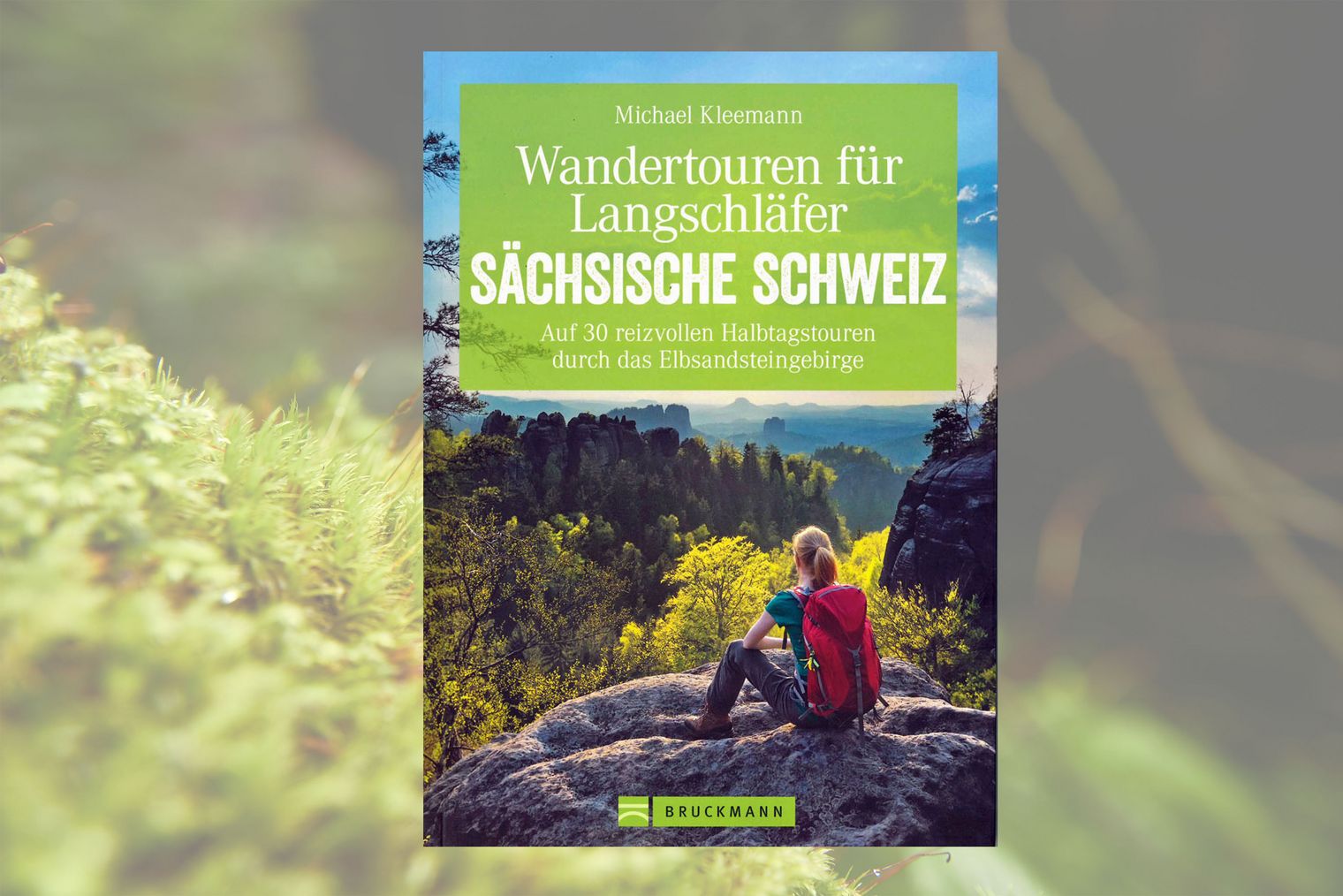 Buchcover mit Titel "Wandertouren für Langschläfer", Foto von Frau mit rotem Rucksack sitzt auf Stein und blickt auf Felslandschaft.