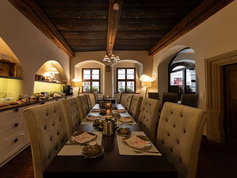 Frühstücksraum in der Pension Donatus, viele gedeckte Tische.