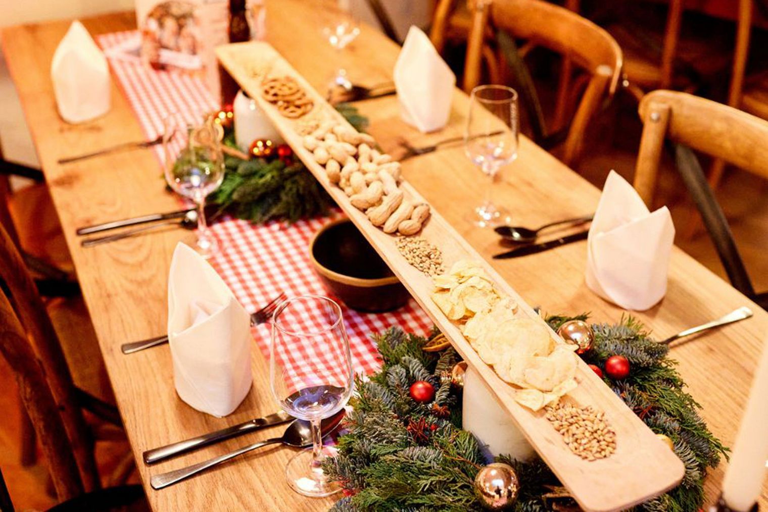 weihnachtlich geschmückter Tisch mit Erdnüssen 