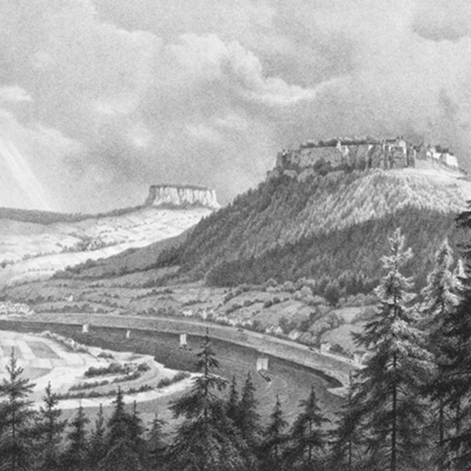Schwarz-weiß Litographie mit der Festung Königstein, der Elbe und dem Pfaffenstein im Hintergrund.