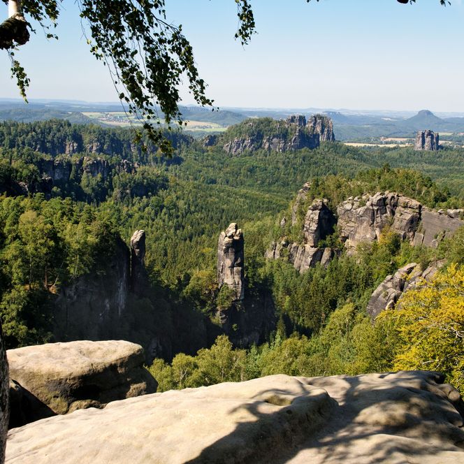 Blick von der Carolaaussicht in den Kleinen Dom mit dem Fels Falkenstein in der Ferne
