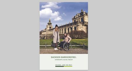 Titelbild einer Broschüre. Zwei Frauen, eine im Rollstuhl stehen lächelnd vor dem barocken Zwinger in Dresden. 