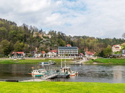 Kurort Rathen Fähre überquert Elbe, im Hintergrund blauer Himmel.