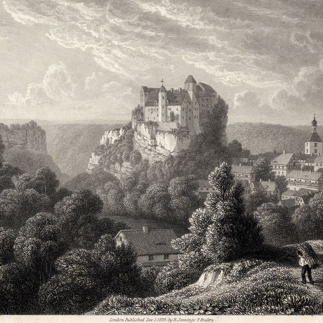 Schwarz-weiß Stahlstich von einer Landschaft mit der Burg Hohnstein auf einem Hügel, umgeben von Bäumen und einem Dorf im Tal.