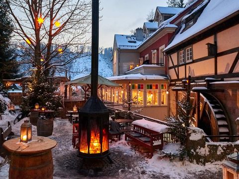 Historische Mühlengebäude, gemütlich mit Winterdekoration.