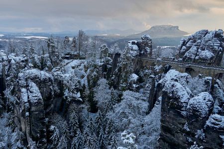 Basteibrücke im Winter mit Schnee trübes Wetter