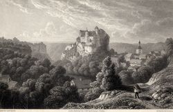 Schwarz-weiß Stahlstich von einer Landschaft mit der Burg Hohnstein auf einem Hügel, umgeben von Bäumen und einem Dorf im Tal.
