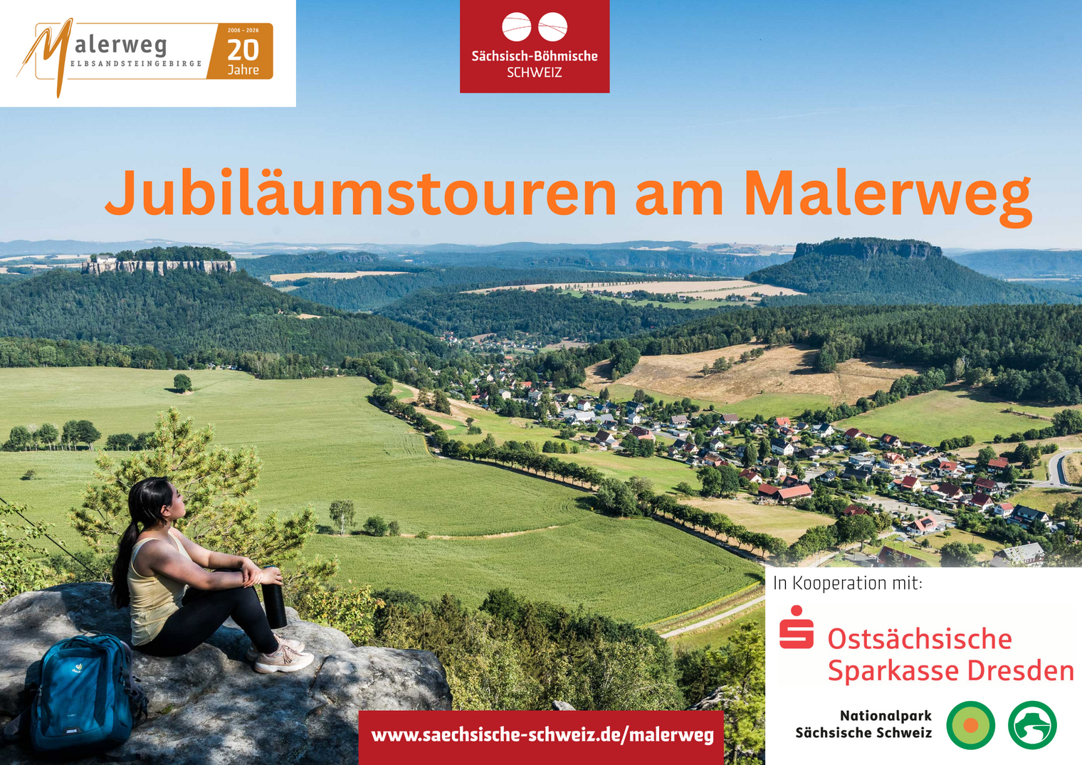 Blick auf eine grüne Landschaft mit Hügeln und Wäldern, eine Person sitzt auf einem Felsen.